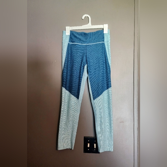 Outdoor voices two tones 7/8 sea blues leggings. Athletic athleisure size medium - Picture 3 of 8